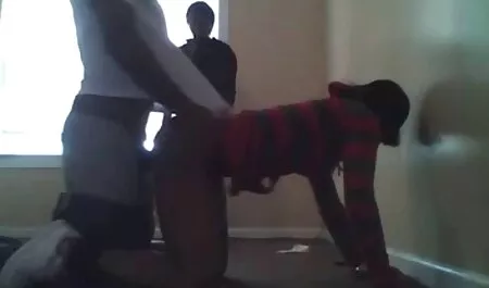 Peck novio tramposos en una mano en la sexoduroxxx espalda