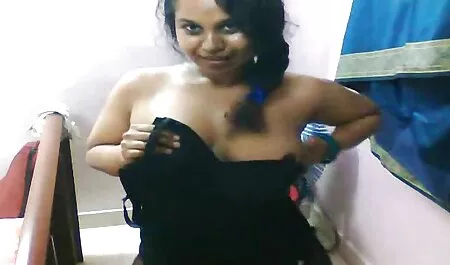 La chica miró la tira estrecha y movió el trios duros xxx vibrador en su vagina