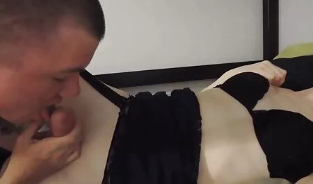 Joven abrigo rojo, tragar un miembro de los fabricantes de tatuajes en xxx bien fuerte las almendras