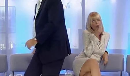 El novio xxxduro irrumpe en el dormitorio para la novia y uno en la cama