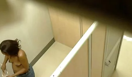 Un hombre con un condón en xxx duro y rapido el culo, amigo azul