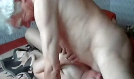 Belleza caliente en sexso duro vestido blanco brilla delante de la cámara